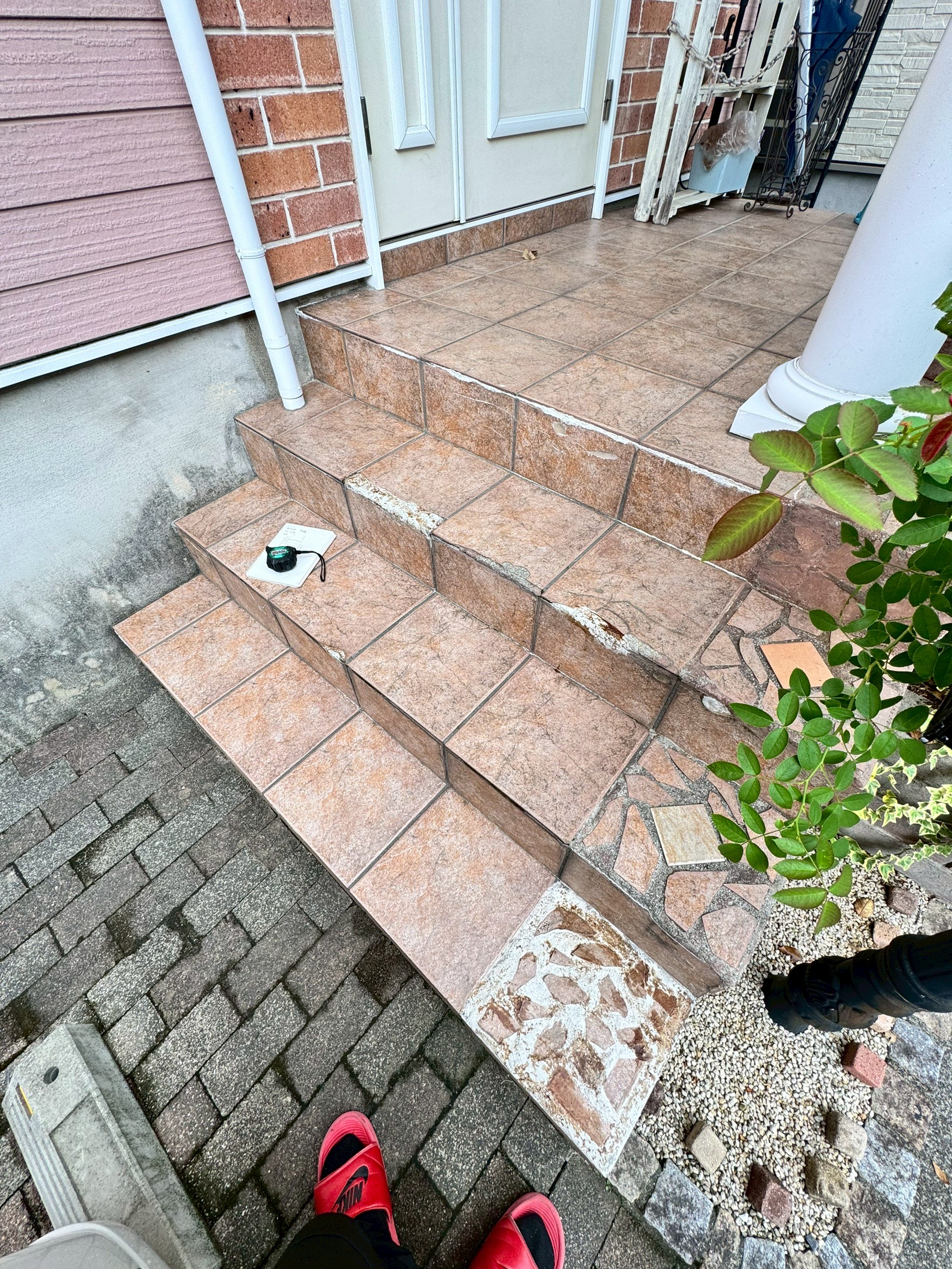 賀県野洲市にて玄関ポーチ・階段タイル貼り&手すり取付工事 施工前