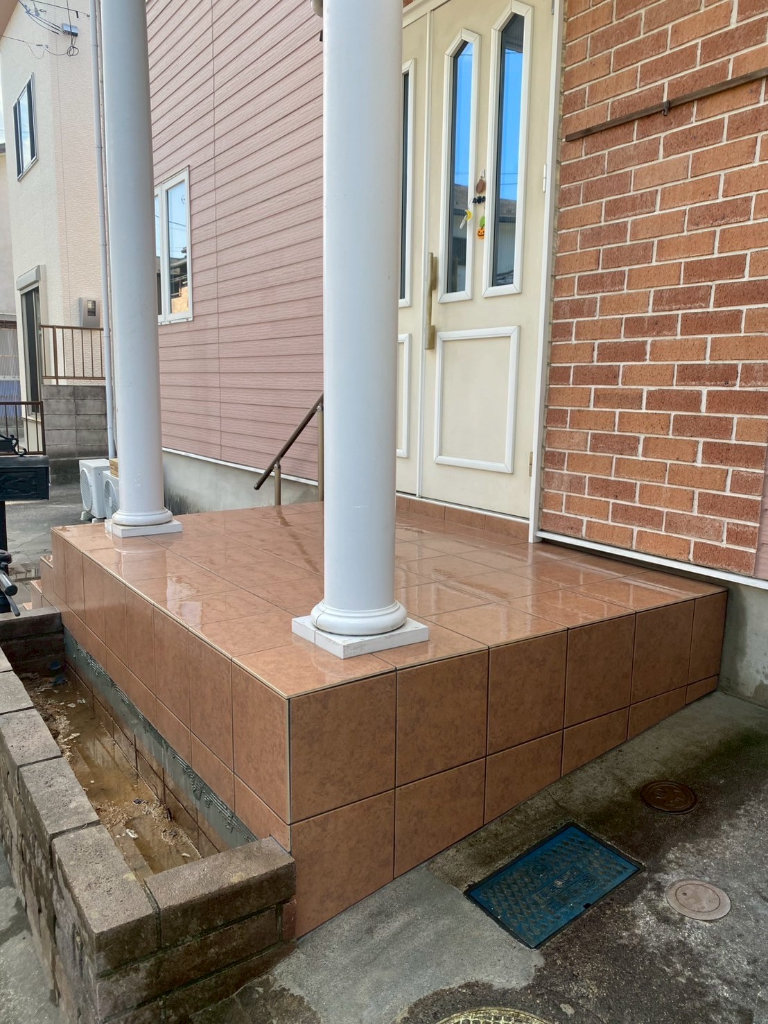 賀県野洲市にて玄関ポーチ・階段タイル貼り&手すり取付工事 施工後