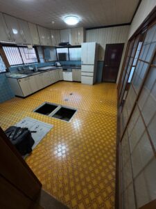 滋賀県野洲市にてリフォーム工事〈台所・玄関ホールの床補修工事〉 施工前