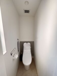 守山市にてトイレ収納・洗濯機上の棚を設置〈デッドスペースを有効活用〉 施工前