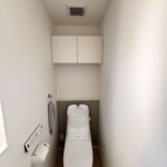 守山市にてトイレ収納・洗濯機上の棚を設置〈デッドスペースを有効活用〉 施工後