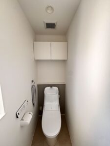 守山市にてトイレ収納・洗濯機上の棚を設置〈デッドスペースを有効活用〉 施工後