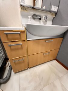 滋賀県東近江市にて洗面化粧台の引き出し前板交換工事 施工前