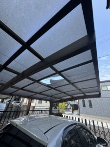 滋賀県野洲市にてカーポート屋根修理〈ポリカーボネート板の張り替え〉 施工前
