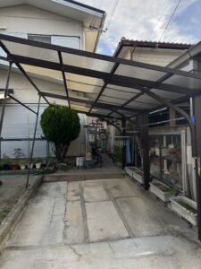 滋賀県野洲市にてカーポート屋根修理〈強風で飛ばされた波板を張替え〉 施工前